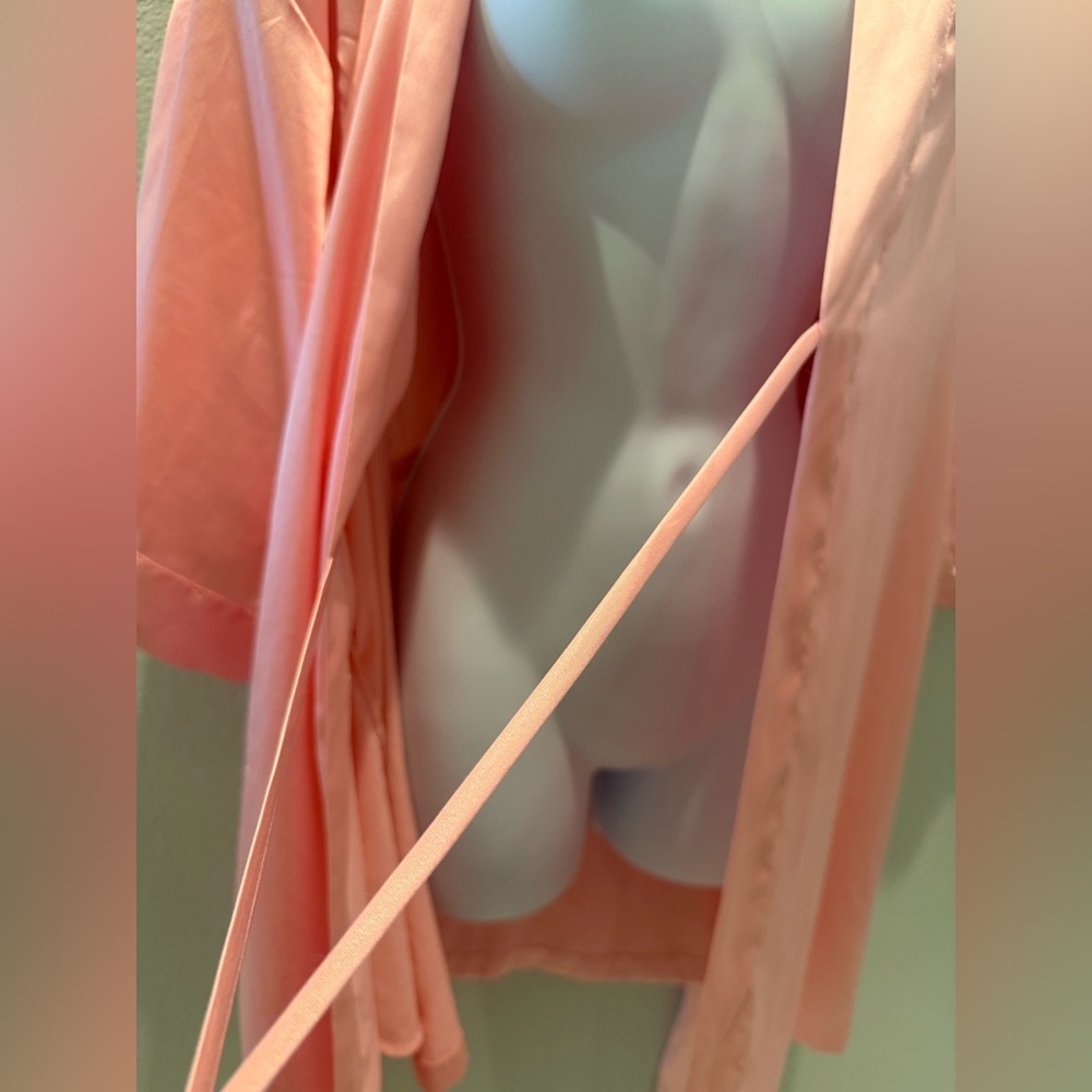 Victoria secret brand new without tag Elegant Pink Satin Robe with pockets s-m - Picture 3 of 6